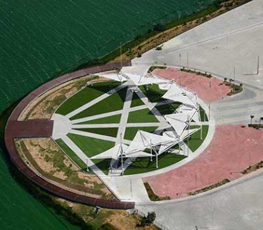 Vista aérea de tensoestrutura tipo lona tensionada do Parque Olímpico confeccionada em membrana tipo malha na cor branca