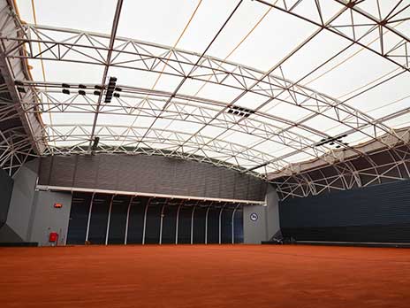 Interior de ginásio de tênis do Esporte Clube Pinheiro com cobertura em lona tensionada com membrana de PTFE
