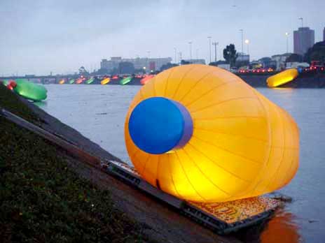 Garrafas infláveis monumentais flutuantes no rio Tietê da exposição preparada pelo artista Eduardo Srur
