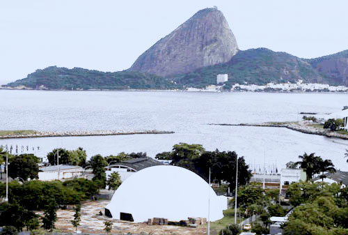 Cobertura pneumática tipo cúpula inflável instalada na praia de Botafogo utilizada pela boate itinerante Bubble
