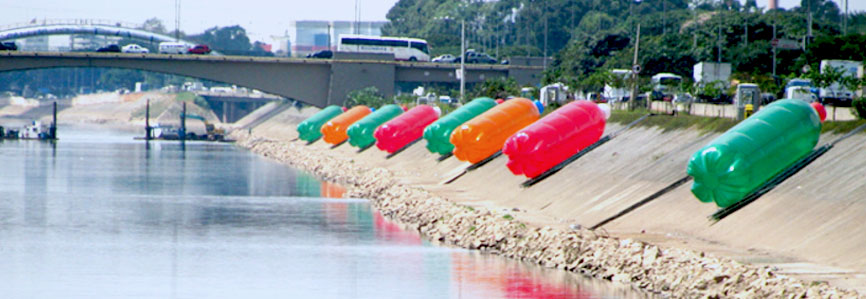 Vinte garrafas infláveis pets gigantes que foram instaladas nas margens do rio Tietê
