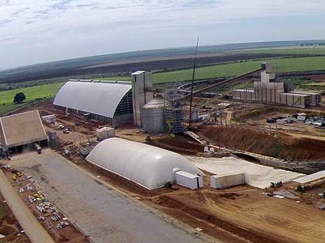 Cobertura temporária para obras instalada para auxiliar a construção das fundações dos silos para armazenagem de açúcar
