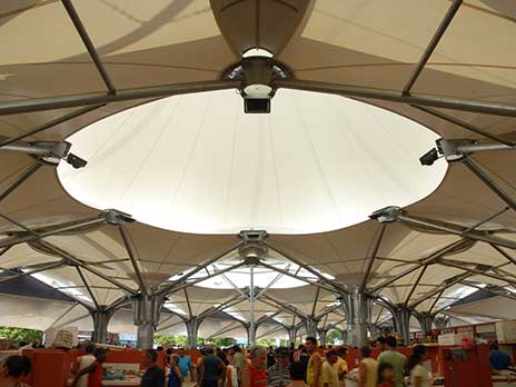 Interior da tensoestrutura da Feira do Quatro em Ananindeua PA ocupada pelos feirantes